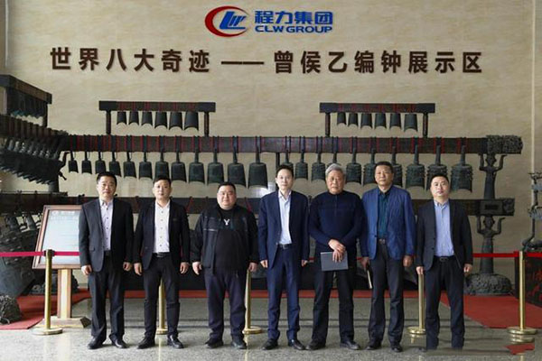 在程力汽車集團總部迎賓大廳，雙方代表觀摩世界八大奇跡編鐘后合影紀念